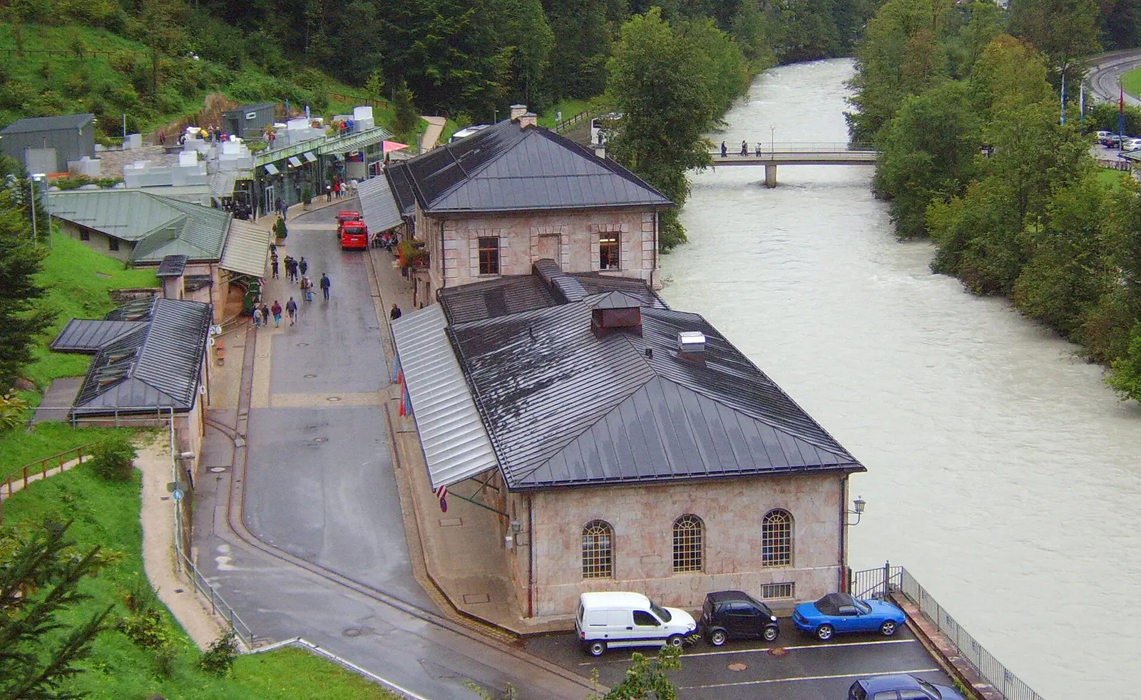 Gebäude des Salzbergwerks Berchtesgaden an der Berchtesgadener Ache