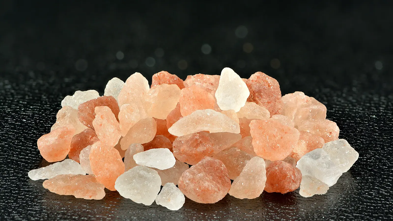 Grobe rosa und weiße Salzkristalle
